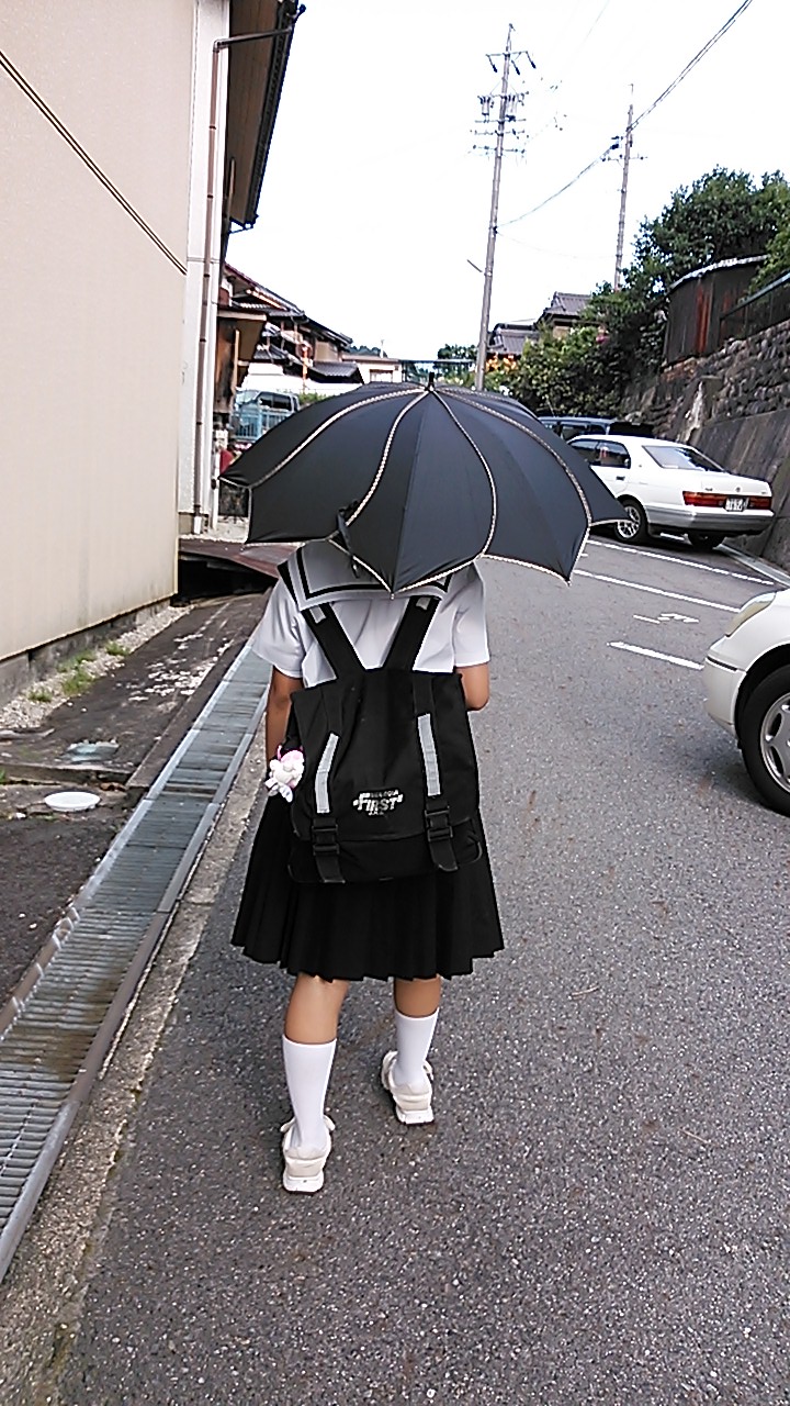 今どきの中二の娘の日傘通学 ままとnagiの笑う家